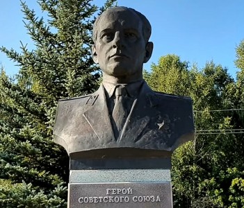 Бюст Героя Советского Союза В.Ф.Тарасенко